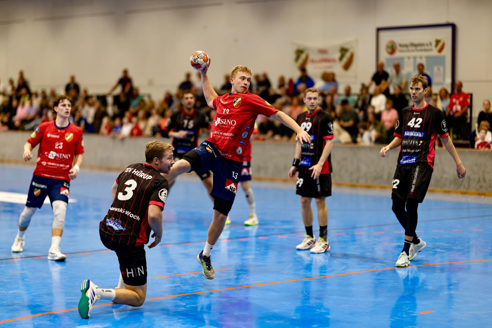 Wurf im Heimspiel des TSV Ellerbek gegen den TSV Hürup in der Rudolf-Harbig-Halle